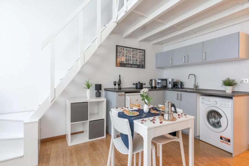 Two-room San Babila Appartement *