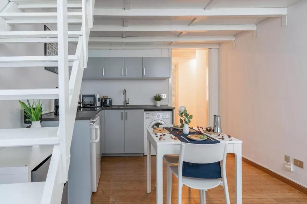 Two-room San Babila Milaan